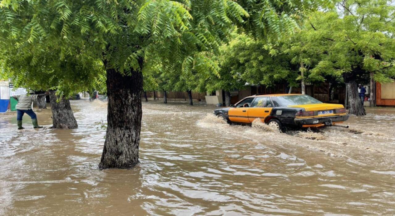 Dakar’da aşırı yağışlar sele neden oldu