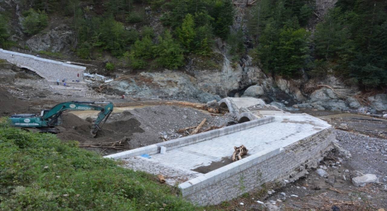 Kastamonu’daki selde, İstiklal Yolu üzerindeki 122 yıllık tarihi köprü de zarar gördü