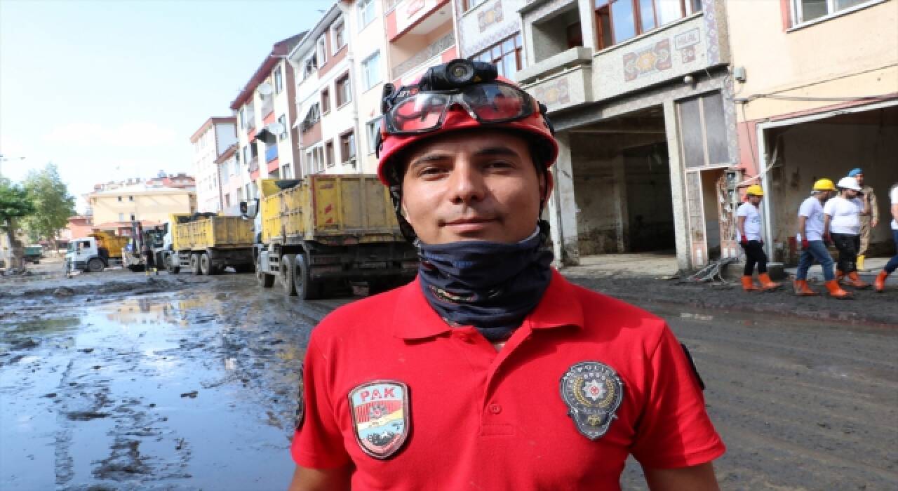 Bozkurt’taki selde kuyumcuların balçıkta kaybolan altınları polis tarafından dedektörle arandı