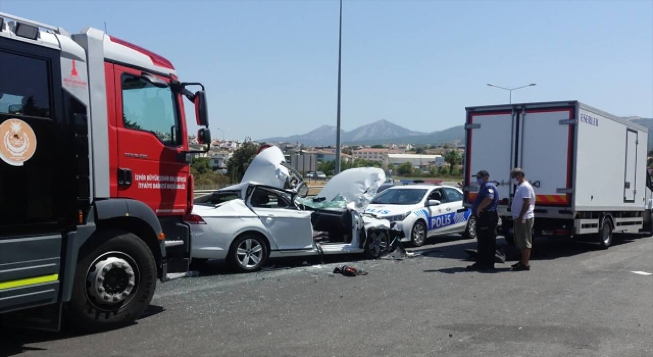 İzmir’de otomobilin kamyonete çarpması sonucu bir kişi öldü, bir kişi yaralandı