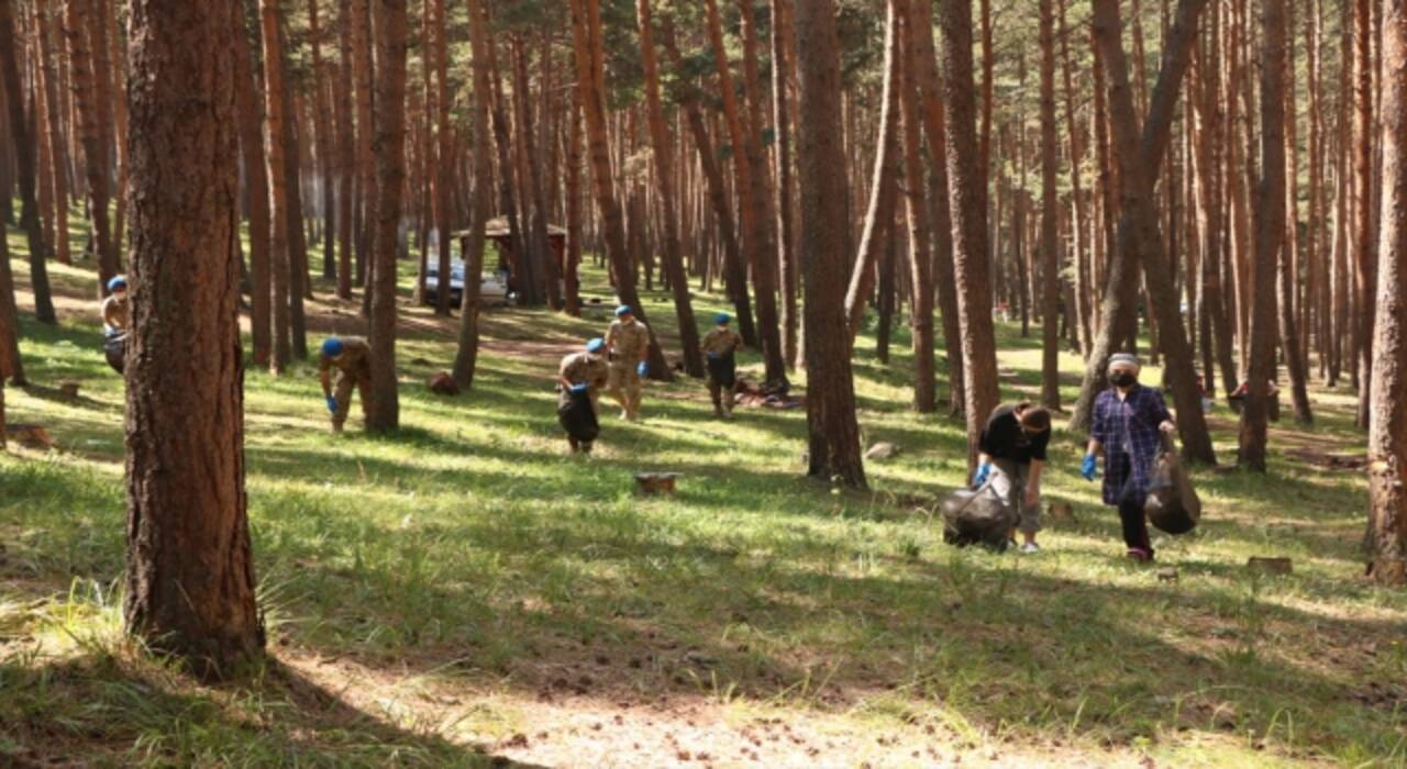 Ardahan’da jandarma farkındalık oluşturmak için gönüllülerle mesire alanında temizlik yaptı