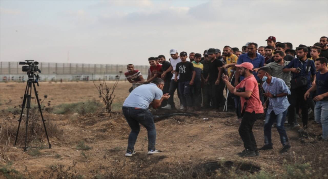  İsrail askerlerinin, Gazze sınırında gösteri yapan Filistinlilere müdahalesinde 17 kişi yaralandı