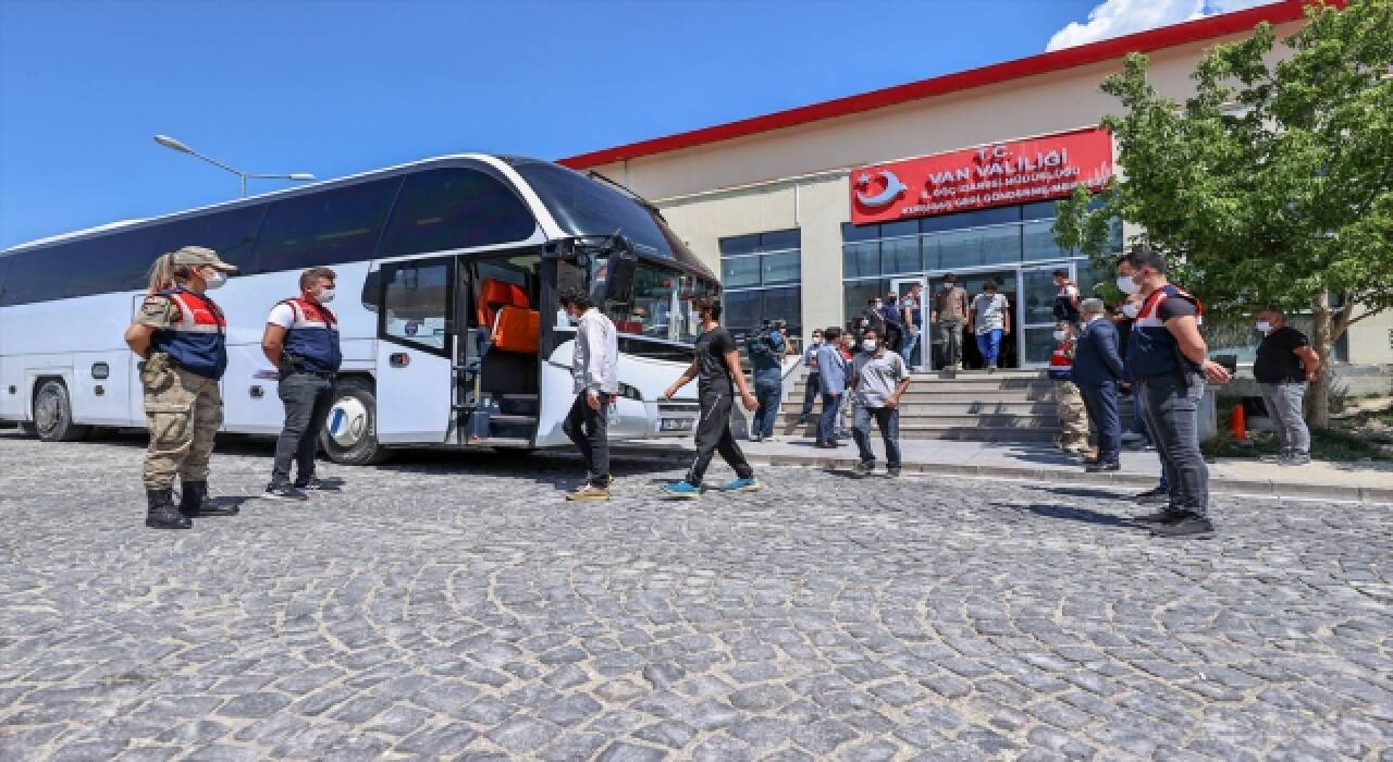 Van’da düzensiz göçmenlerin yakalanarak sınır dışı edilmelerine ilişkin süreç görüntülendi