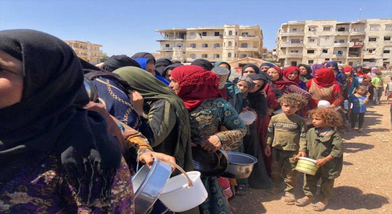 Afrin bölgesindeki ihtiyaç sahiplerine, Hatay’dan her gün sıcak yemek yardımı yapılıyor