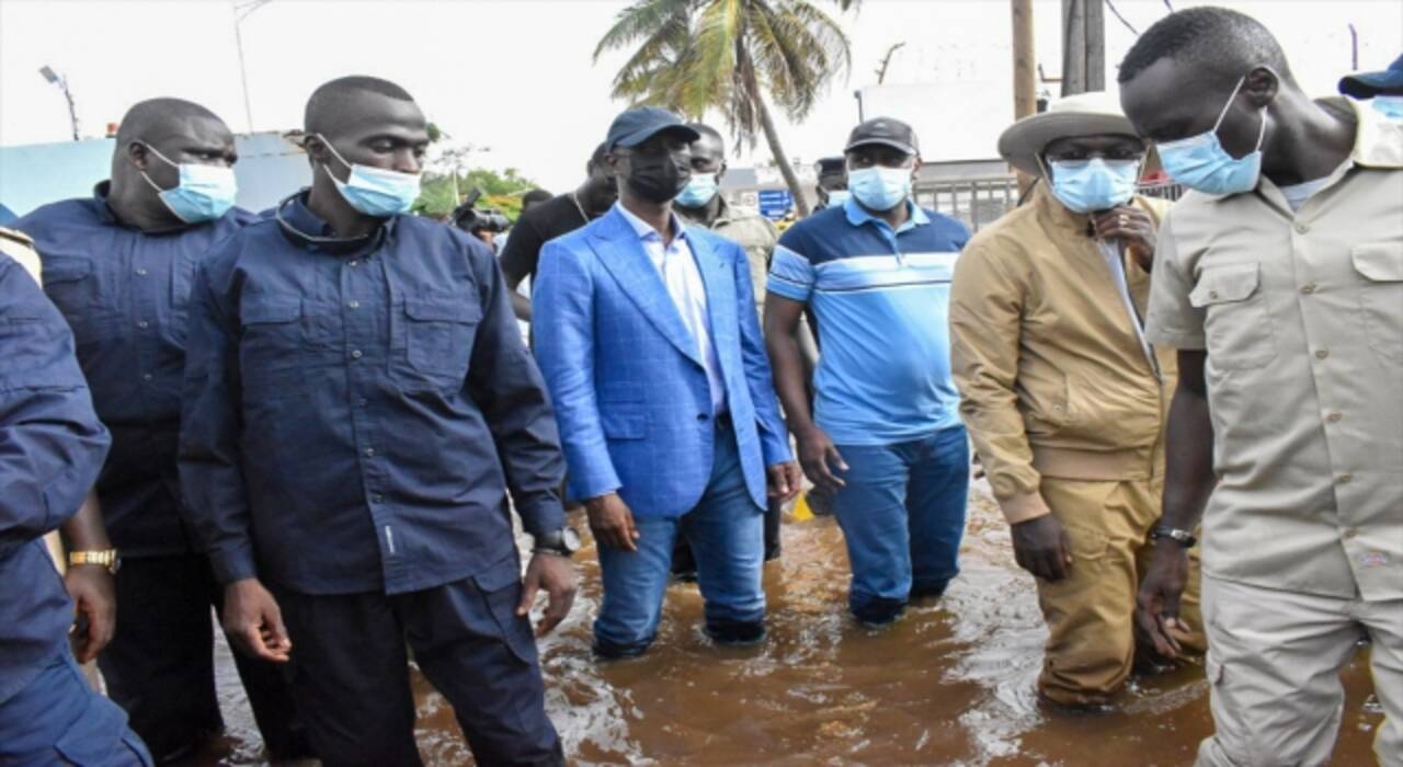 Senegal İçişleri Bakanı Diome’dan Dakar’da sel felaketinin yaşandığı banliyölere ziyaret