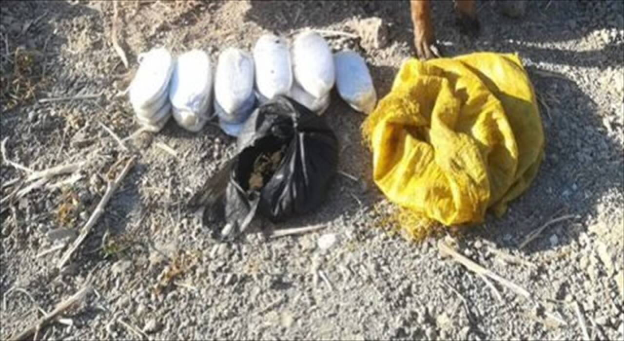 Hatay’da Suriye sınırına yakın tarlada 5 kilo 800 gram esrar ele geçirildi