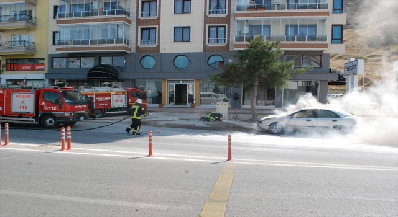 Afyonkarahisar’da seyir halindeyken alev alan otomobilin sürücüsü yaralandı