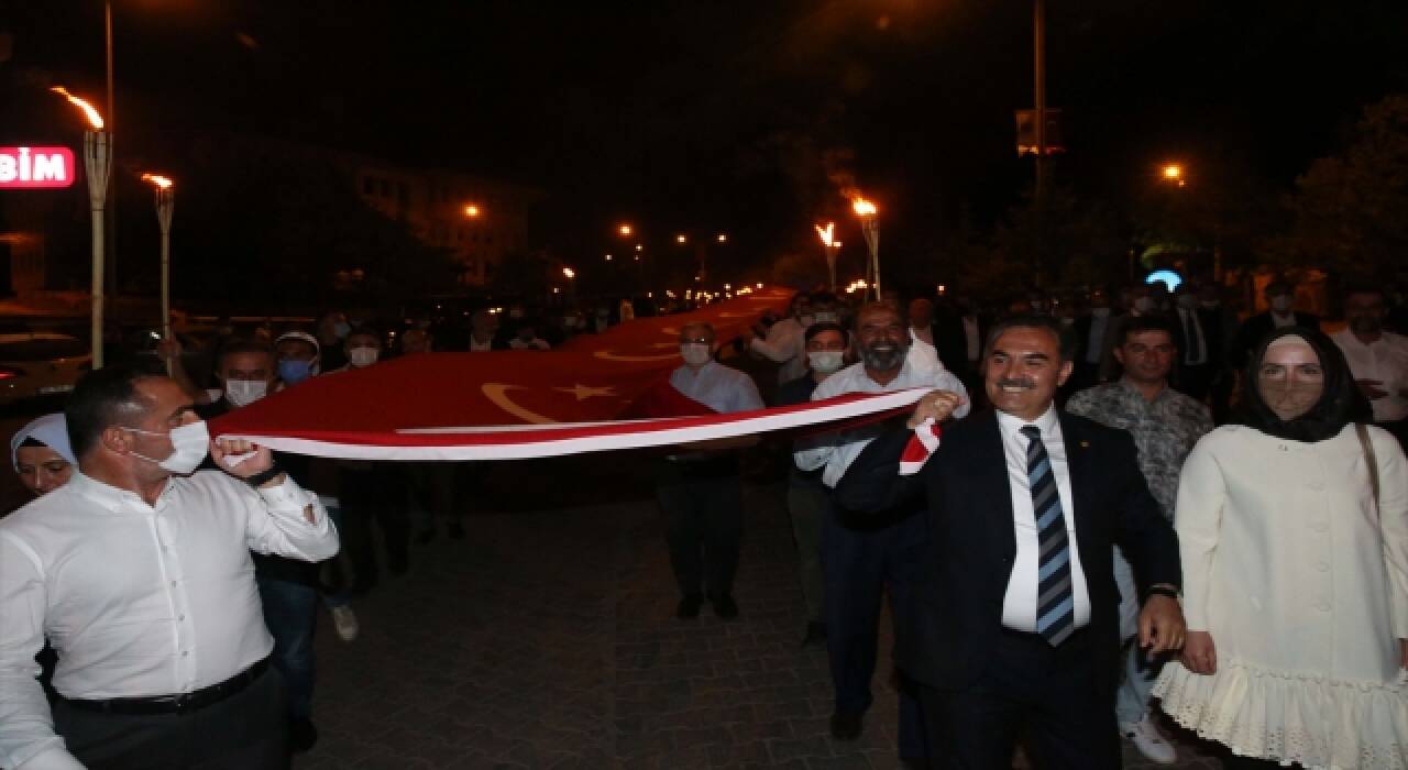 Ahlat’ta 150 metre uzunluğundaki Türk bayrağıyla ”fener alayı”