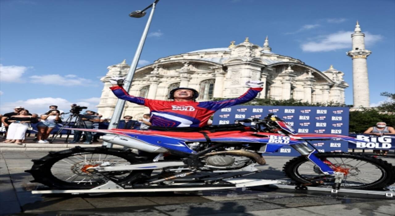 Özel yapım motosikletiyle su üzerinde İstanbul Boğazı’nı geçti