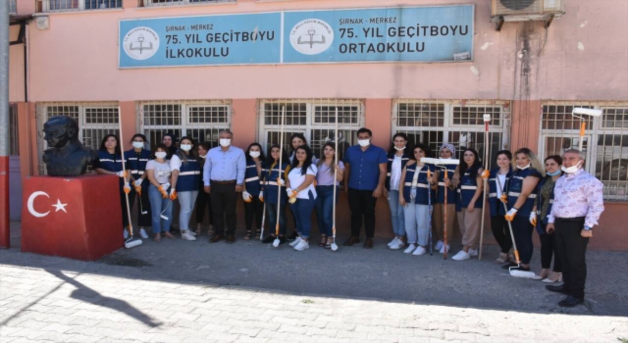 Şırnak’ta boya badana eğitimi gören 12 kadın köy okullarını boyuyor