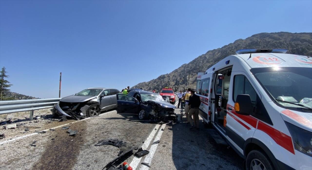 ANTALYA'DA ÜÇ OTOBÜS BİRBİRİYLE ÇARPIŞTI