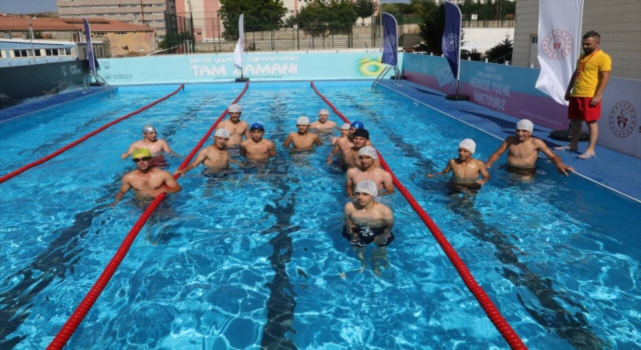 Gençler yüzmeyi portatif havuzda öğreniyor