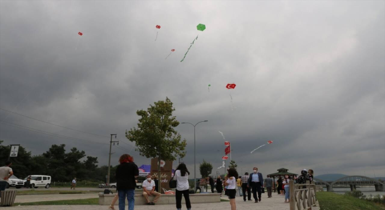 Samsun’da çocuklarla sosyal medya bağımlığının önüne geçmek amacıyla uçurtma şenliği düzenlendi