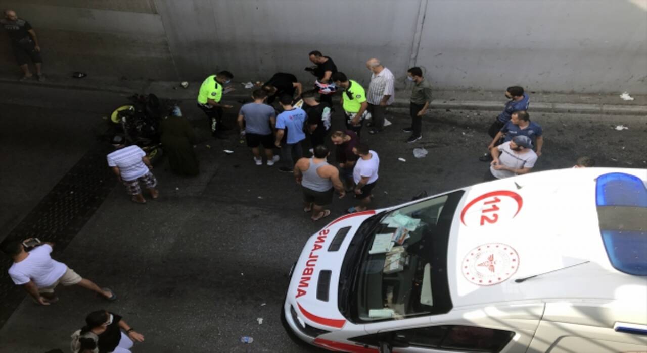 İzmir’de iki motosikletin alt geçitte çarpışması sonucu 3 kişi yaralandı