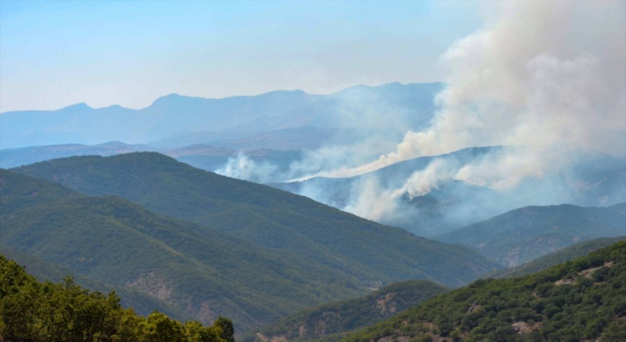 Tunceli kırsalındaki örtü yangınını söndürme çalışmaları devam ediyor