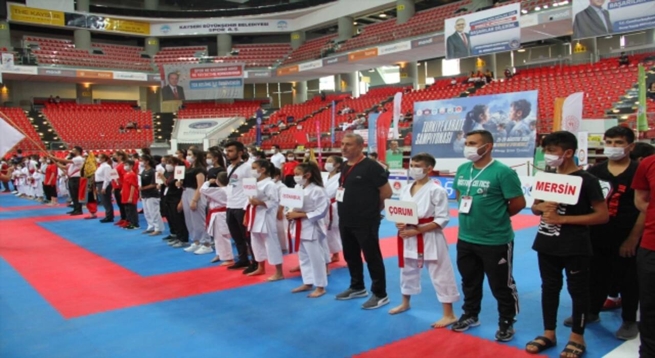 Mehmet Özhaseki, Kayseri’deki Türkiye Yıldızlar Karate Şampiyonası’nın açılış törenine katıldı