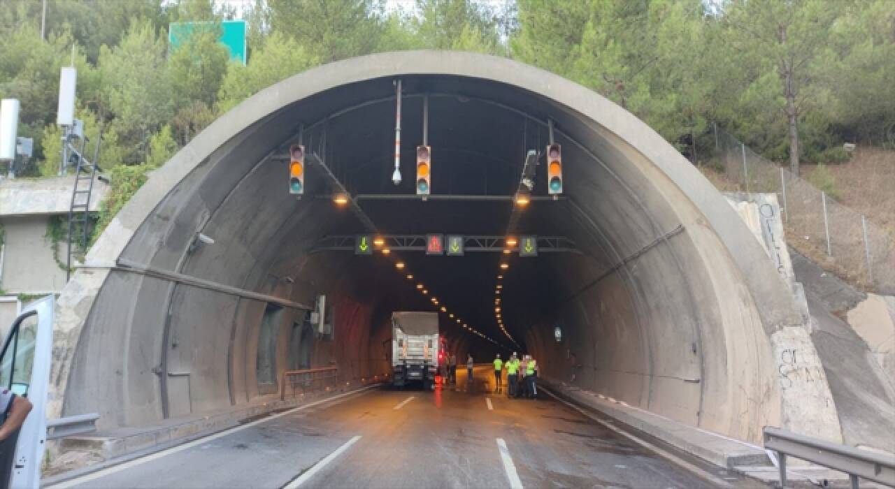 İzmir’de tünel girişinde kamyonun çarptığı otomobil alev aldı: 4 ölü, 2 yaralı