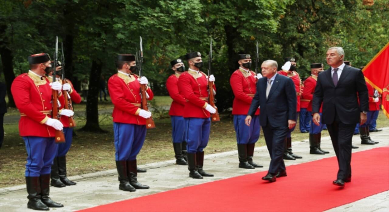 Türkiye Cumhurbaşkanı Erdoğan Karadağ’da resmi törenle karşılandı