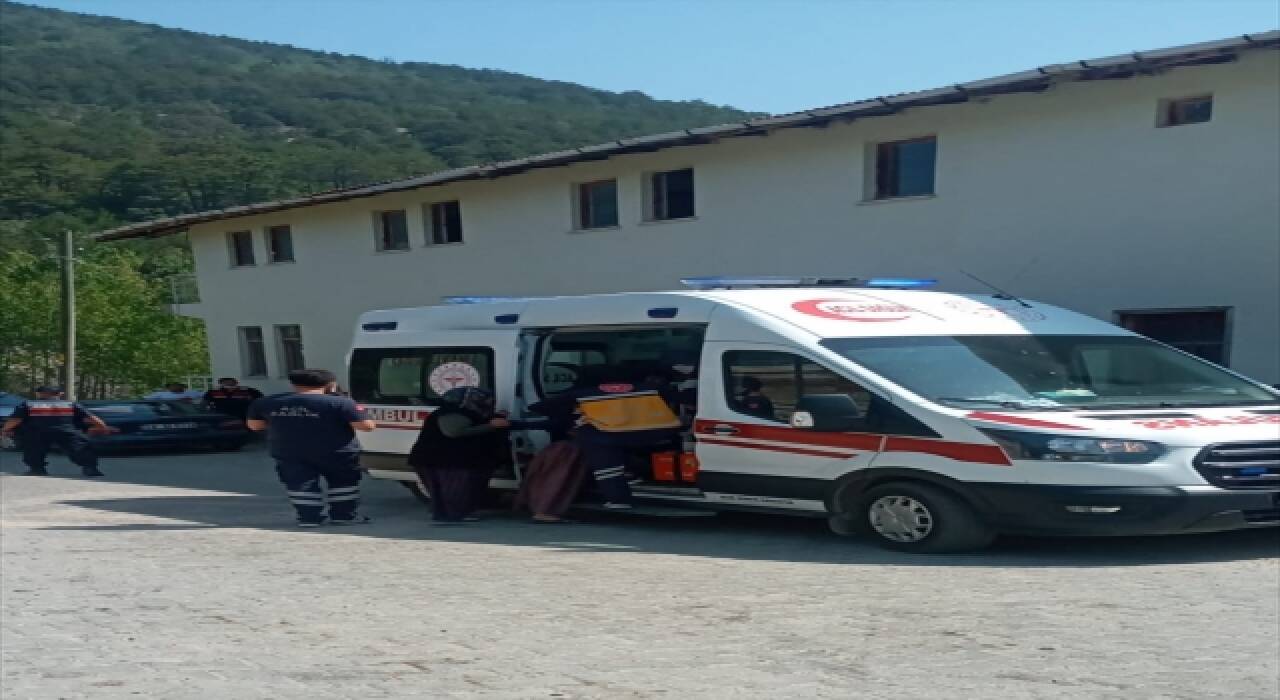 Evinde çıkan yangını söndürmek isterken dumandan etkilenen kadın hastaneye kaldırıldı