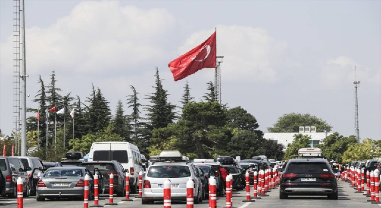 Gurbetçilerin yaşadıkları ülkelere dönüşleri sürüyor