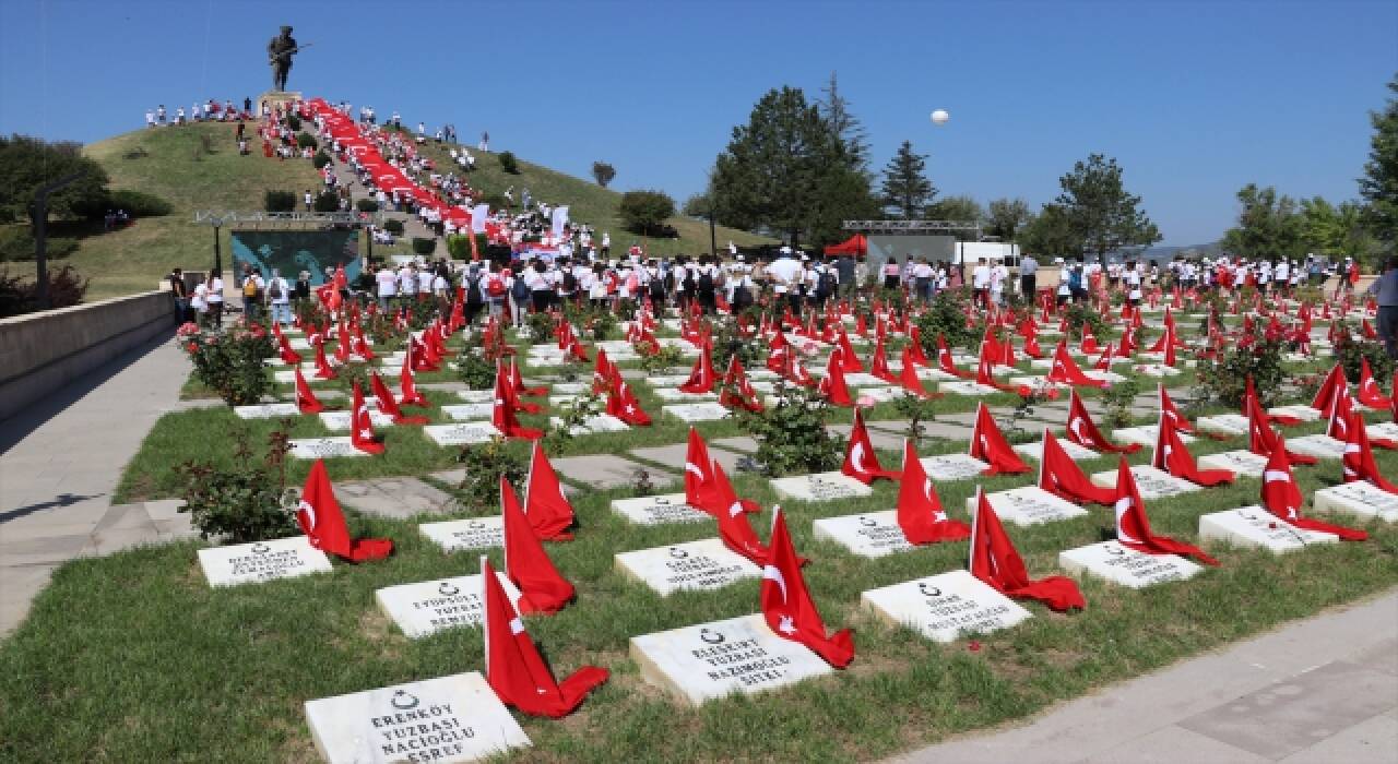 Dumlupınar Şehitliği’nde ziyaretçi yoğunluğu yaşanıyor