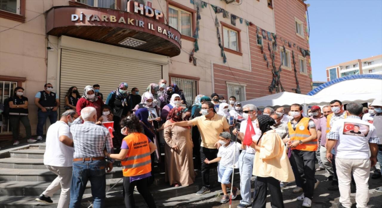 Görme engellilerden Diyarbakır annelerine destek ziyareti