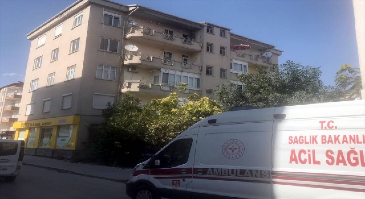 Aksaray’da çarşafları bağlayıp 5. kattaki evlerinin camından inmeye çalışırken düşen genç kız ağır yaralandı