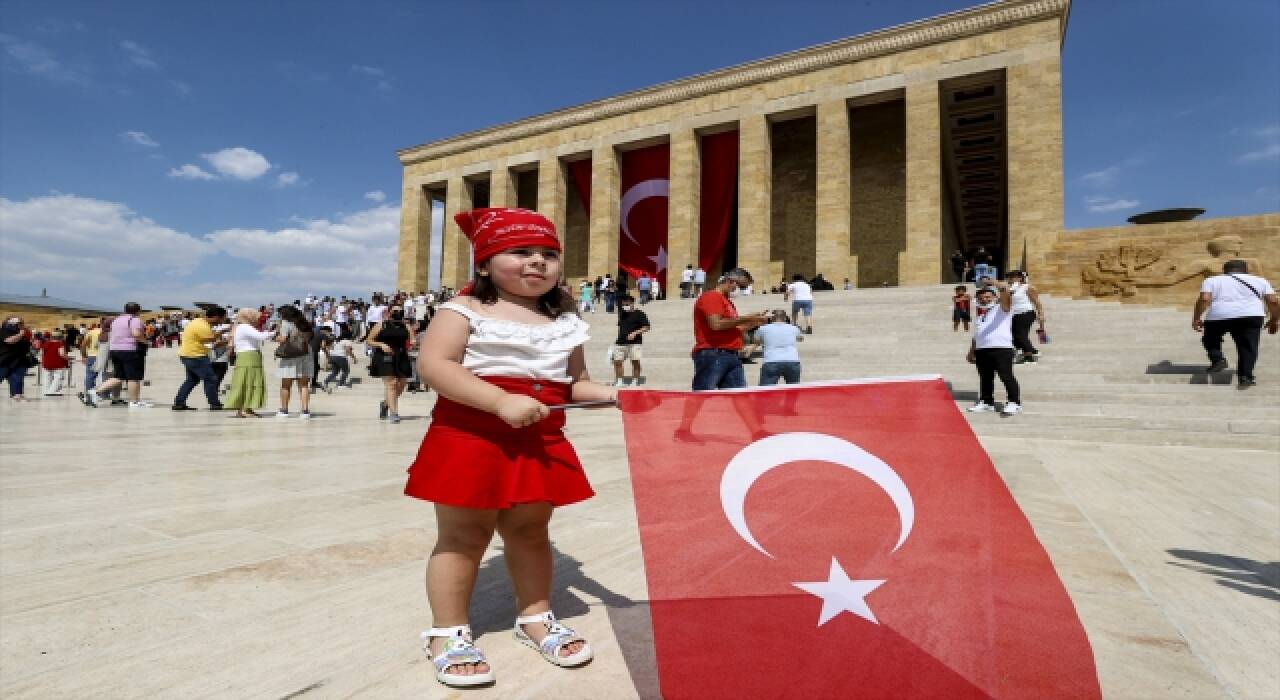 Anıtkabir’de ziyaretçi yoğunluğu