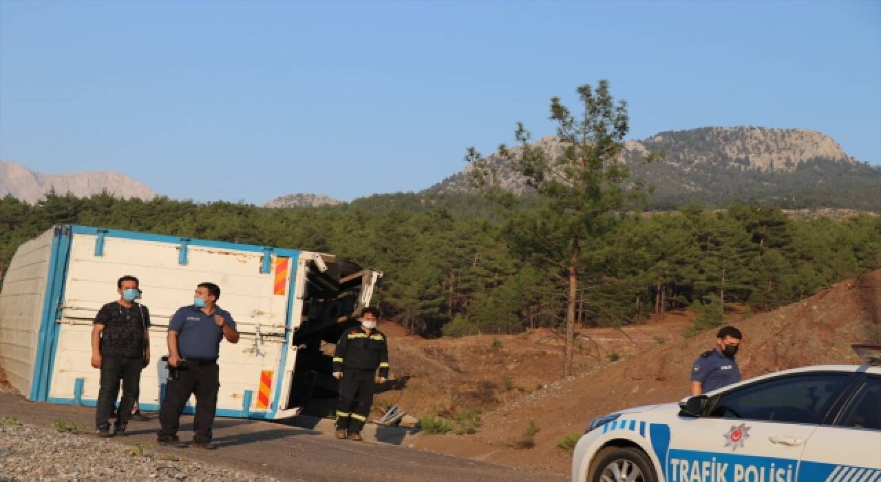 Adana’da kaçış rampası sonundaki beton bariyere çarpan kamyondaki 4 kişi öldü 