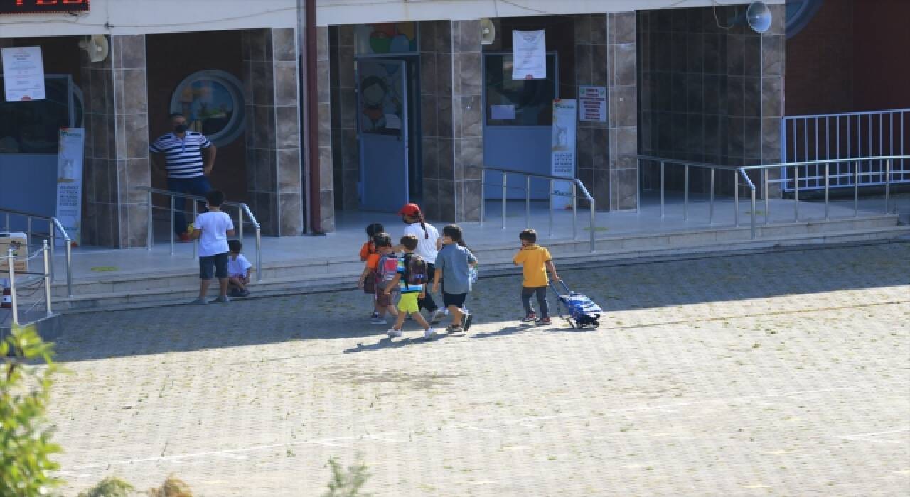 Fedakar dede uyum eğitimine başlayan torununu yalnız bırakmadı