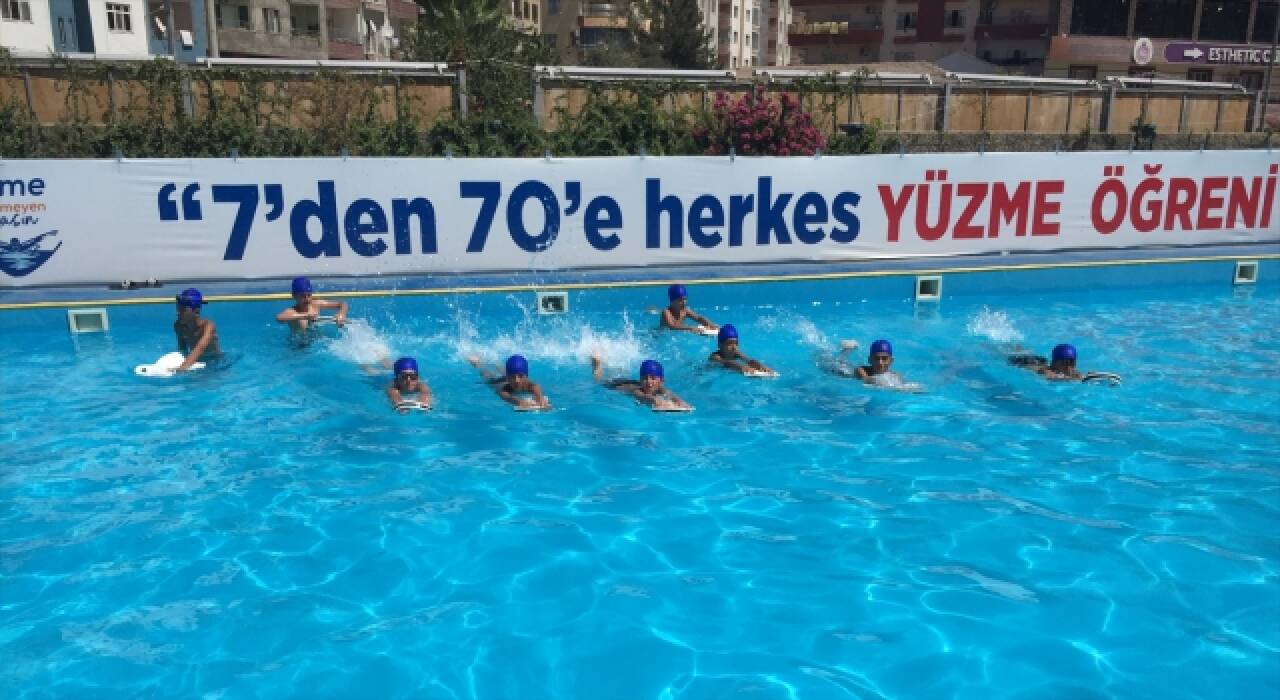 Mardin’de 1720 çocuk portatif havuzda yüzme öğrendi