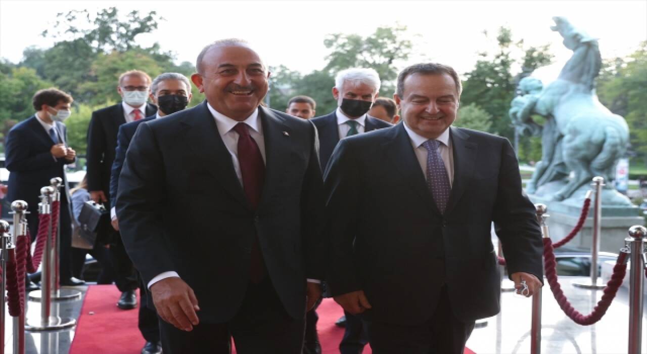 Dışişleri Bakanı Çavuşoğlu, Sırbistan Ulusal Meclis Başkanı Daçiç ile bir araya geldi