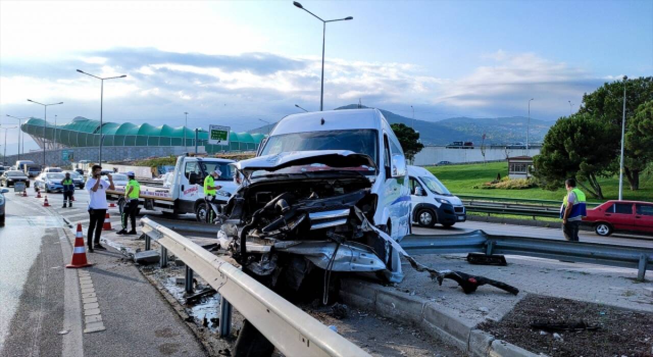 Bursa’da işçileri taşıyan servis aracı yol ayrımındaki bariyerlere çarptı: 6 yaralı