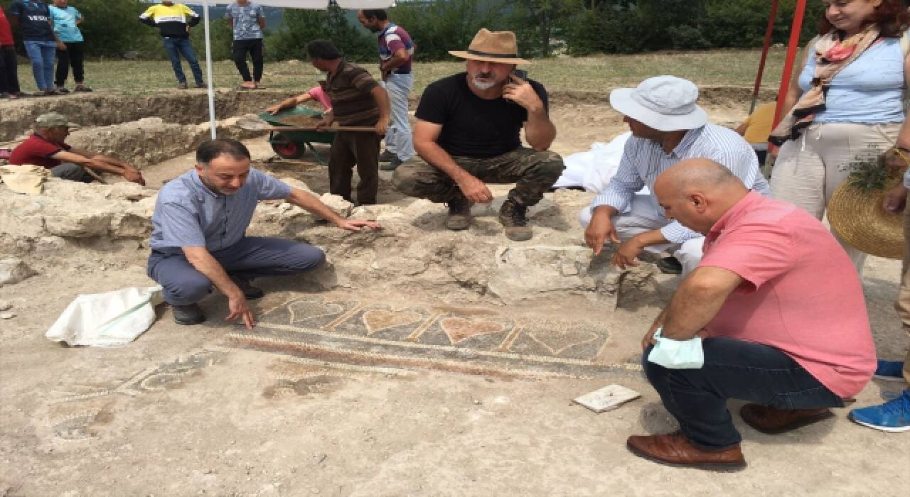 Tesedüfen bulunan kalp desenli mozaik müzede sergilenecek