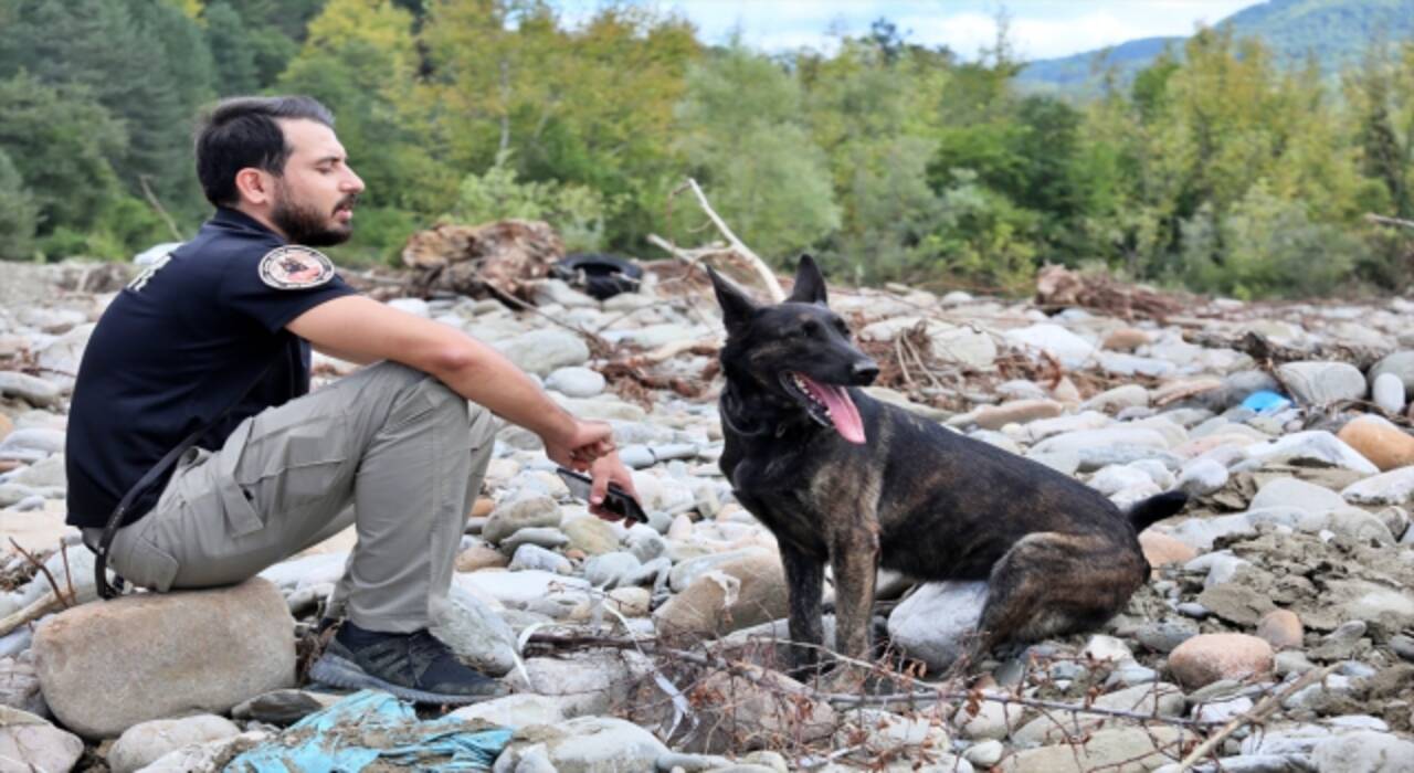 Sel felaketinin 22’nci gününde Ayancık’ın Babaçay köyünde arama çalışmaları sürüyor