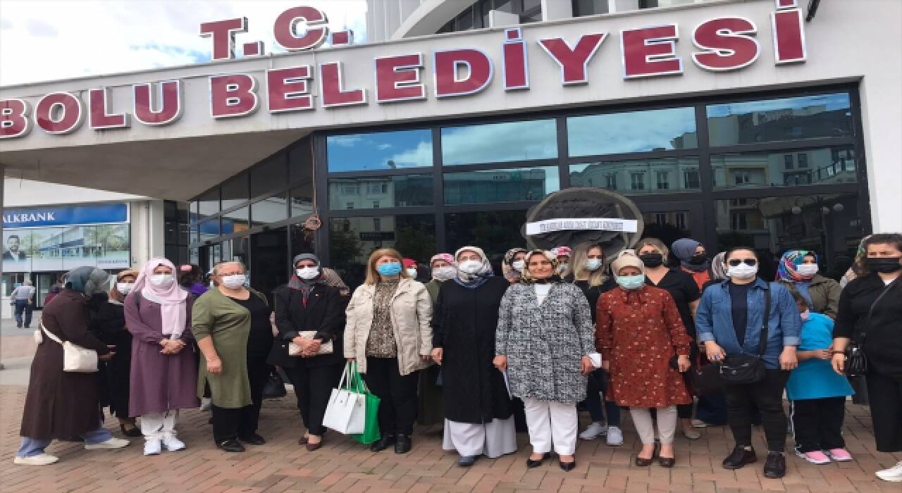 AK Parti Bolu Kadın Kolları üyelerinden Bolu Belediye Başkanı’na ”siyah çelenkli” protesto