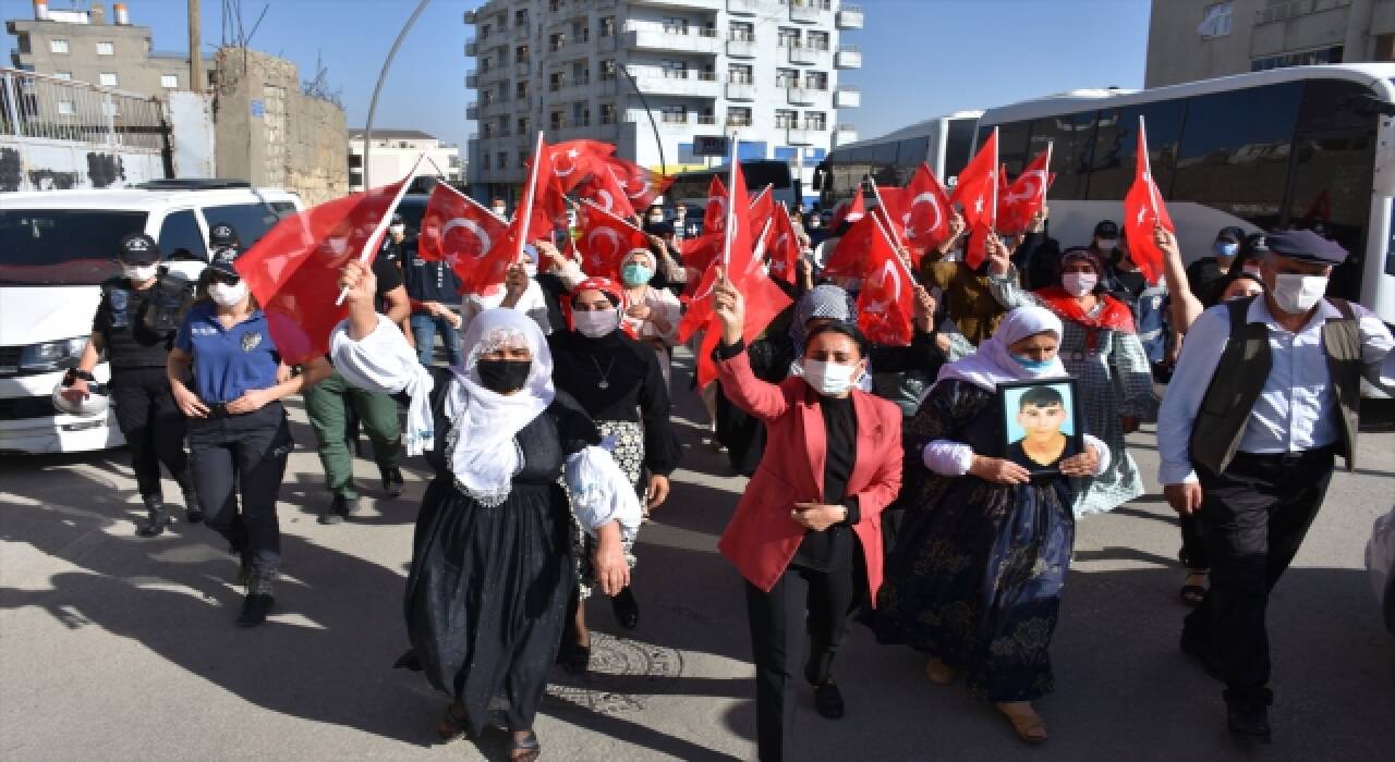 Terör örgütünün kaçırdığı evladına 6 yıl sonra kavuşan Şırnaklı aileden, HDP önünde halay