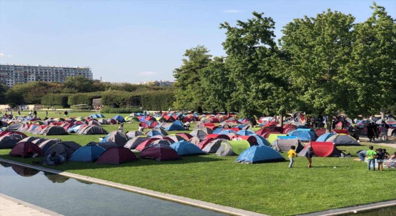 Fransa’da 1000’e yakın göçmen ve evsiz günlerdir Paris Valiliği önündeki bekleyişlerini sürdürüyor