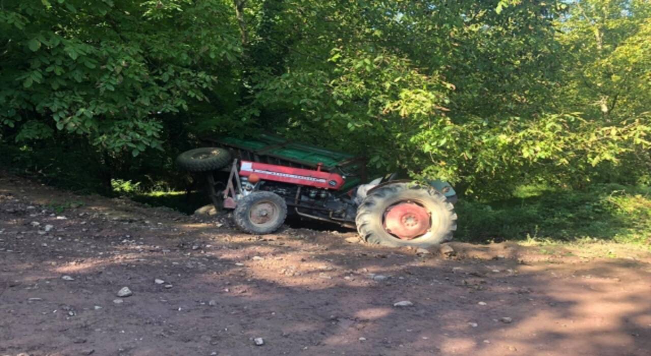 Sakarya’da fındık işçilerini taşıyan traktörün römorku devrildi: 6 yaralı