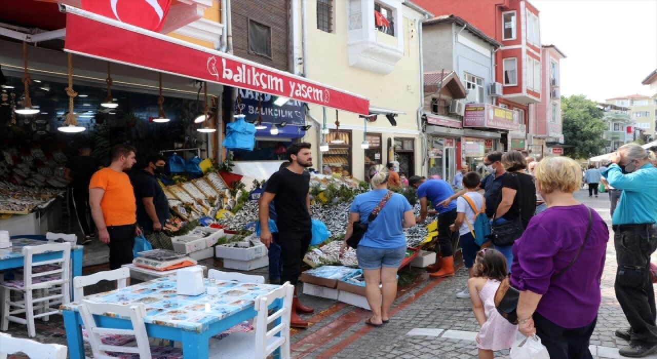 Tezgahlarda istavrit ve sardalya şenliği