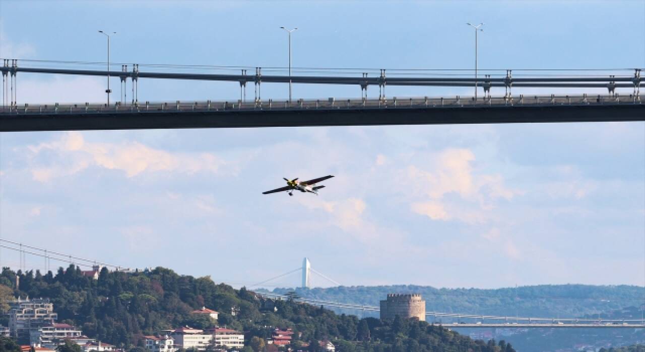 İtalyan gösteri pilotu Dario Costa, kırdığı dünya rekorunu İstanbul Boğazı’ndaki şovuyla kutladı