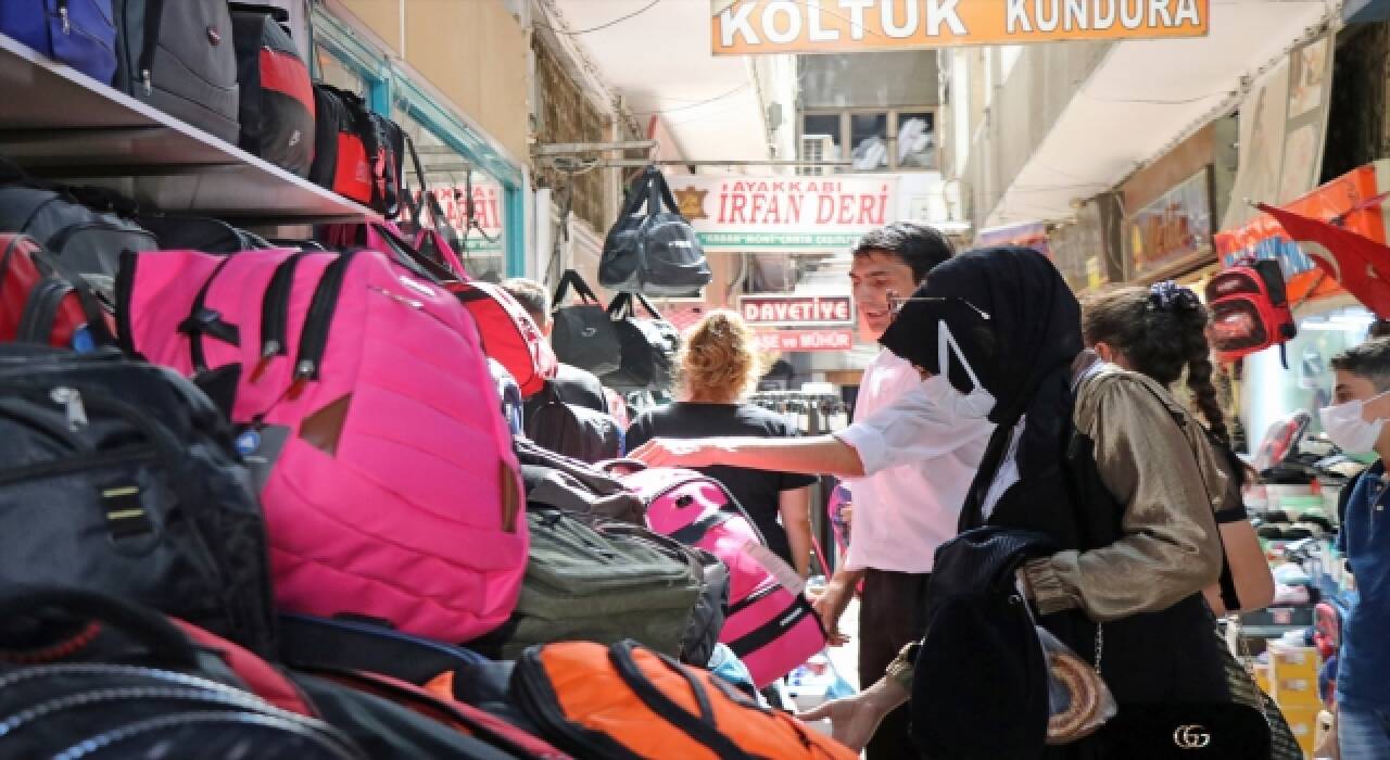 Kayseri’nin çarşılarında okul alışverişi yoğunluğu yaşanıyor 