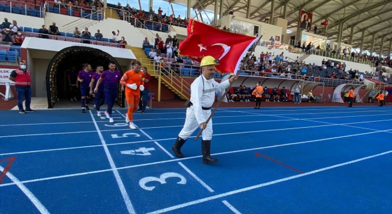 Zonguldak’ta futbolcular, 2. Lig maçına maden ocaklarının girişini andıran tünellerden geçerek çıktı