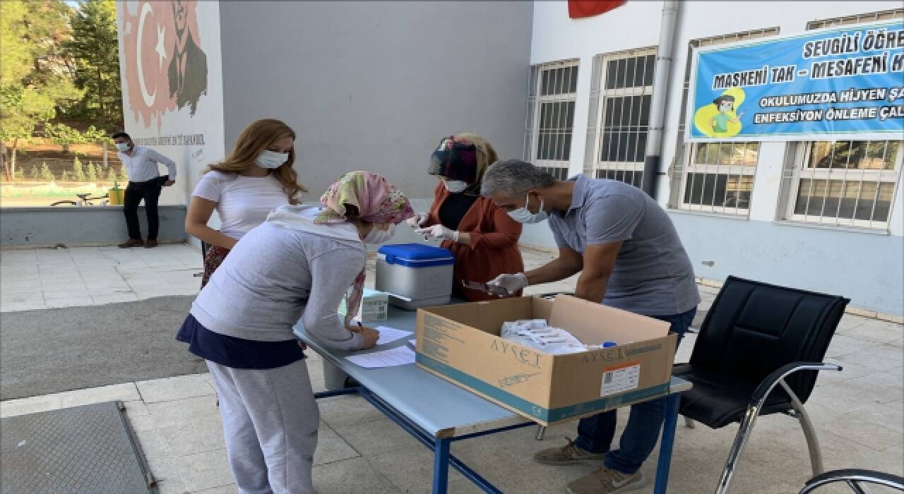 Adıyaman’da veli ve öğretmenler için okul bahçelerine aşı standı kuruldu