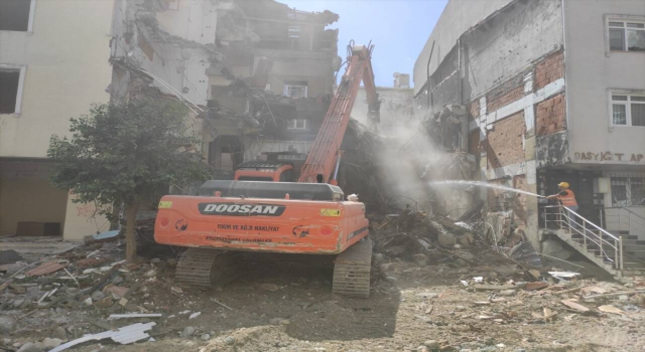 Avcılar’daki patlama ve ardından çıkan yangında hasar gören binalar yıkıldı