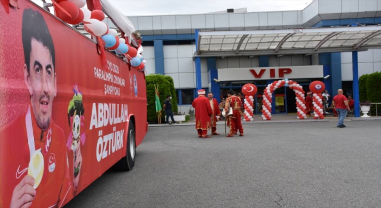 Paralimpik Oyunları’nda madalya kazanan Abdullah ve kardeşi Ali Öztürk, Trabzon’da coşkuyla karşılandı