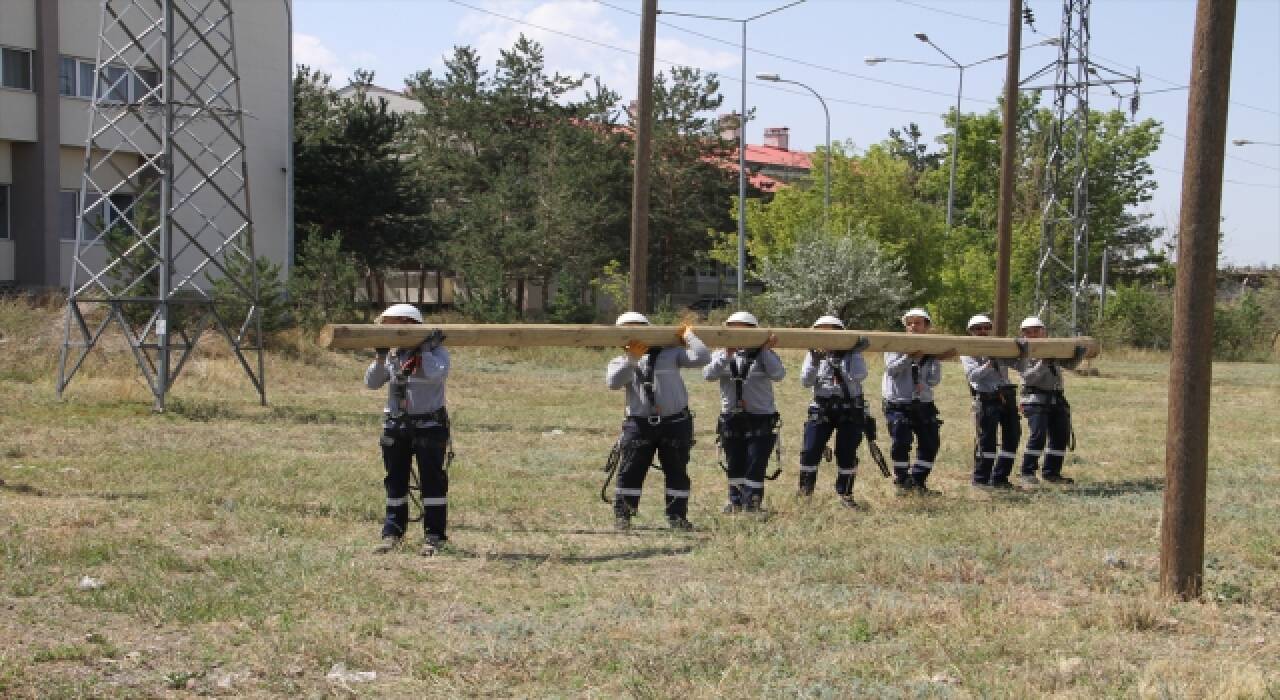 Doğu’daki elektrik arıza ekipleri yükseklik korkusunu 12 metrelik direklerde voleybol oynayarak yeniyor