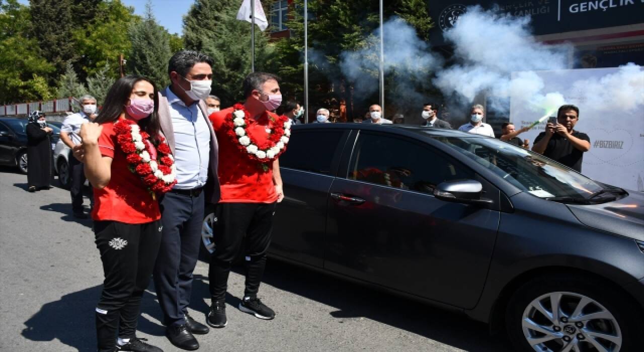 Golbol Kadın Milli Takımı sporcusu Fatmagül Güler ve antrenör Gültekin Karasu’ya coşkulu karşılama