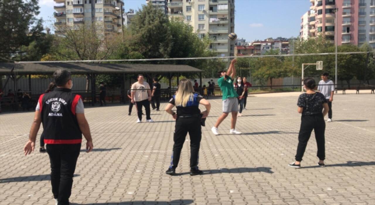 Adana’da polis, öğrencilerle voleybol oynayıp, okul çevrelerinde denetim yaptı