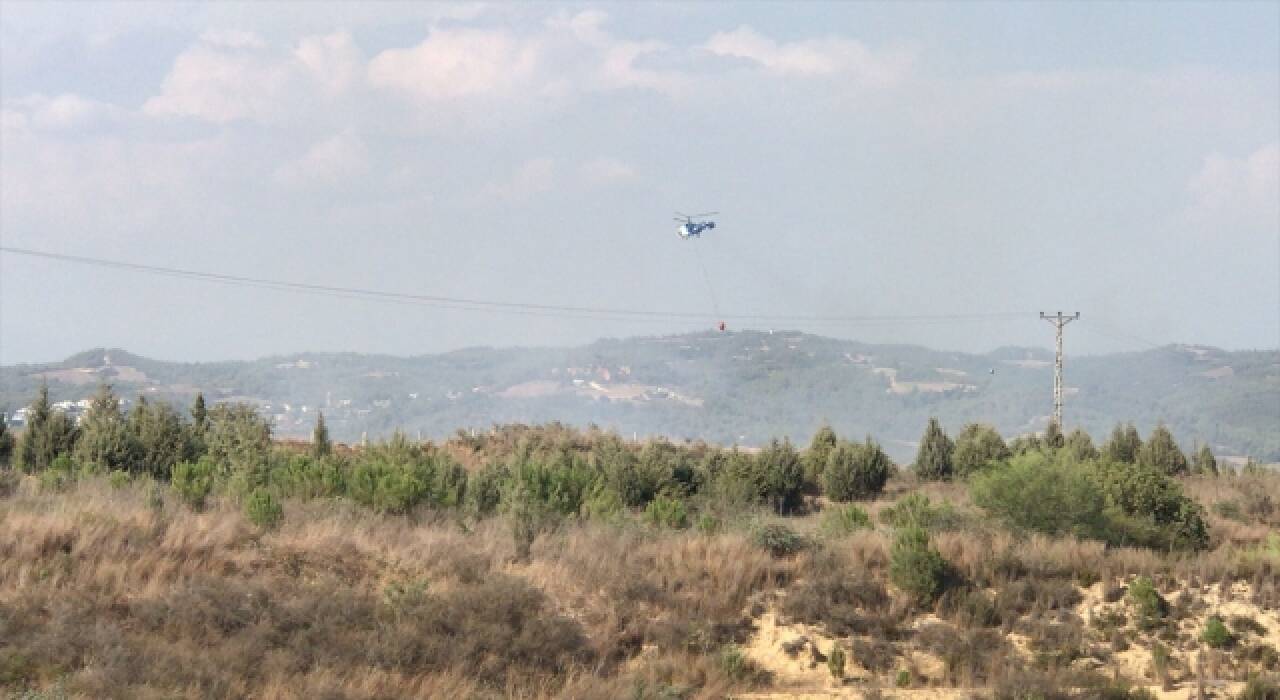 Adana’da ağaçlık alanda çıkan yangınına havadan ve karadan müdahale ediliyor